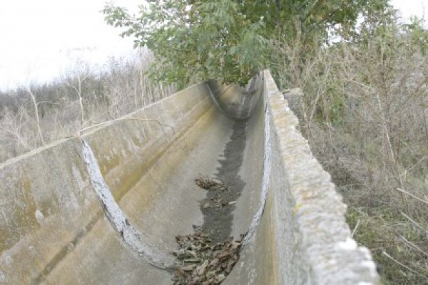 Prinşi furând dale dintr-un canal dezafectat